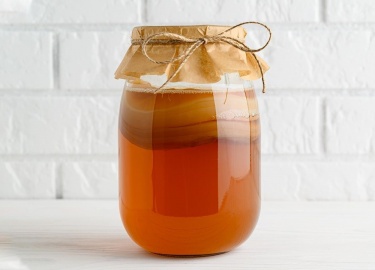 Сколько настаивается чайный гриб после его приготовления. Какие факторы влияют на продолжительность настаивания напитка.
